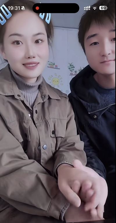 梁先生與妻子非常恩愛。抖音＠梁念霞