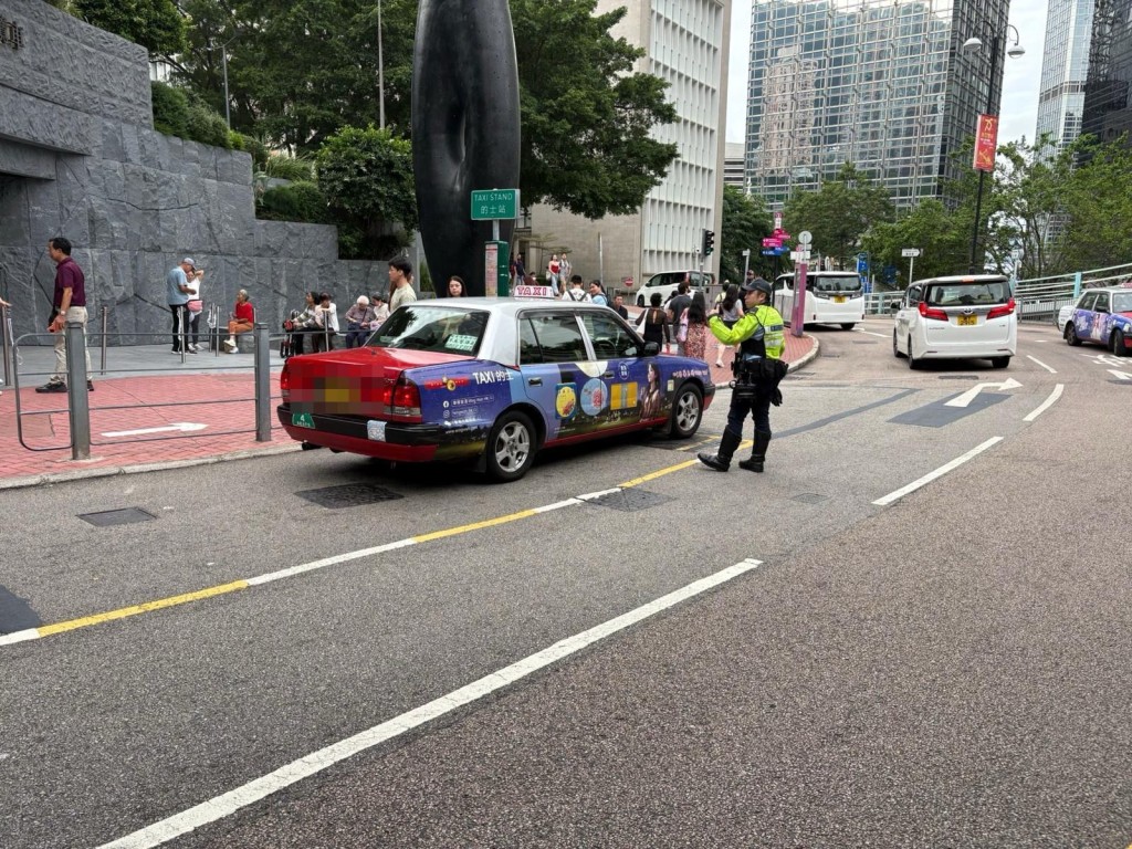 警方于花园道山顶缆车站联合行动。