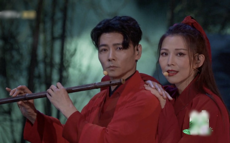 夫妻上演《倩女幽魂》。