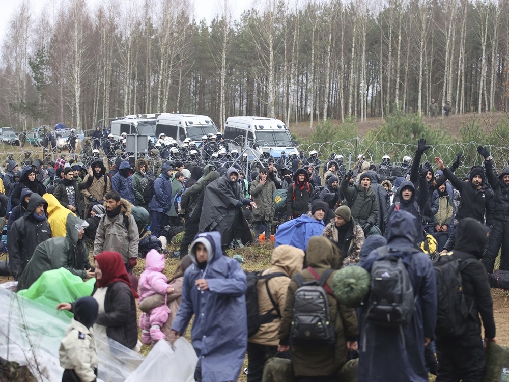 大批白俄偷渡客繼續留在與波蘭接壤邊界。AP圖