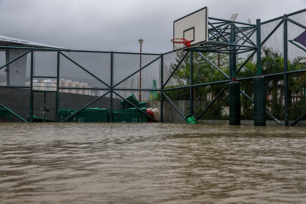 籃球場被雨水淹浸。何家豪攝
