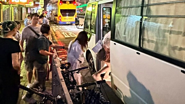 涉案女子被带走。警方提供