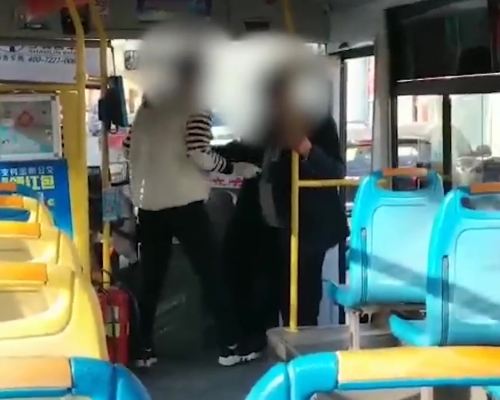 河南巴士司機嫌老人太臭趕他下車,事件曝光後被停職。(網圖)