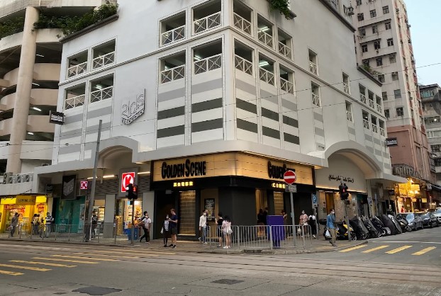 該廣告宣傳位於「香港吉席街2號海怡花園第三座(亦稱為海怡花園(二期))地下商鋪1號及一樓全層」物業。根據資料顯示,該商鋪目前由高先電影院經營,自2021年以來一直使用至今。 該廣告宣傳位於「香港吉席街2號海怡花園第三座(亦稱為海怡花園(二期))地下商鋪1號及一樓全層」物業。根據資料顯示,該商鋪目前由高先電影院經營,自2021年以來一直使用至今。