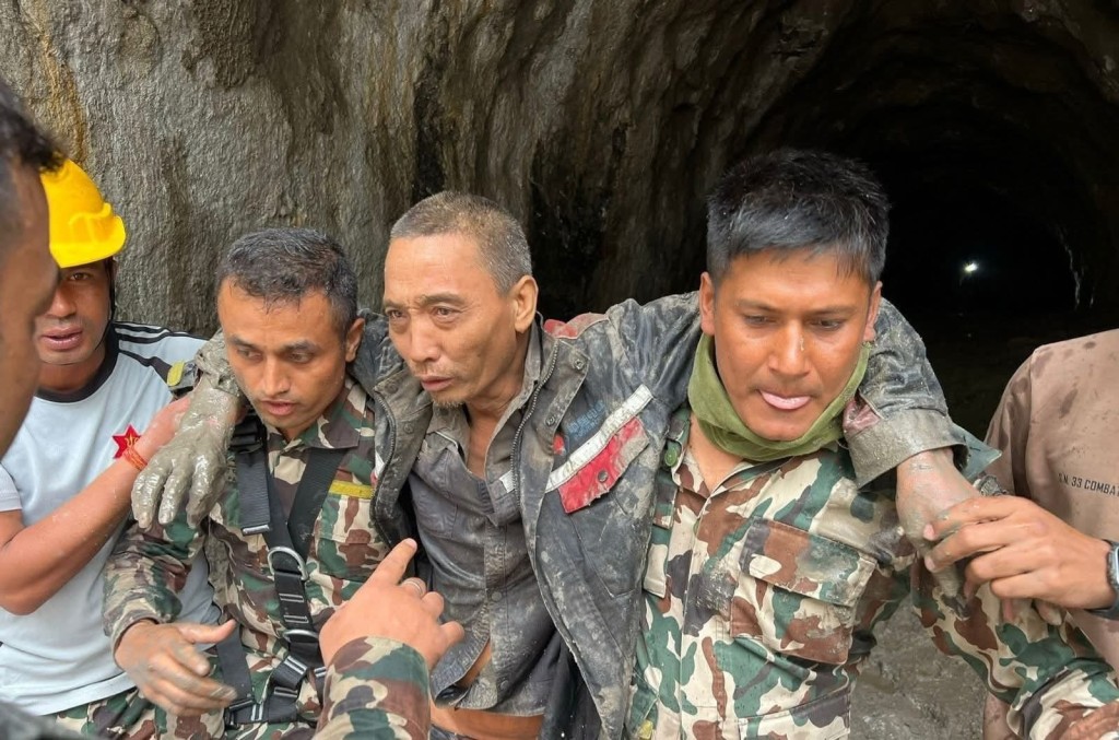救援人员在“上特里苏利1号”水电站救出中国工人陆海涛。 PMO Nepal