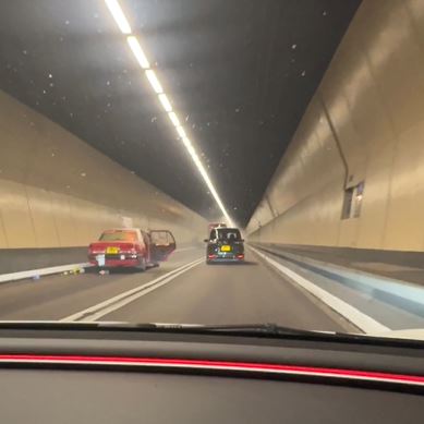 的士在紅隧管道內起火，幸無人受傷。讀者提供