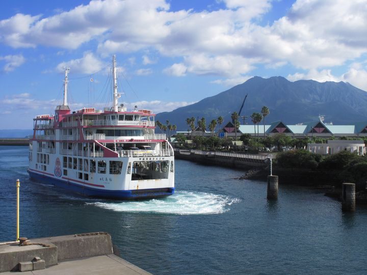鹿兒島市有二十四小時營運的渡輪往返櫻島。