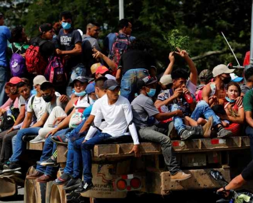 至少9千名洪都拉斯人朝美國進發。AP 