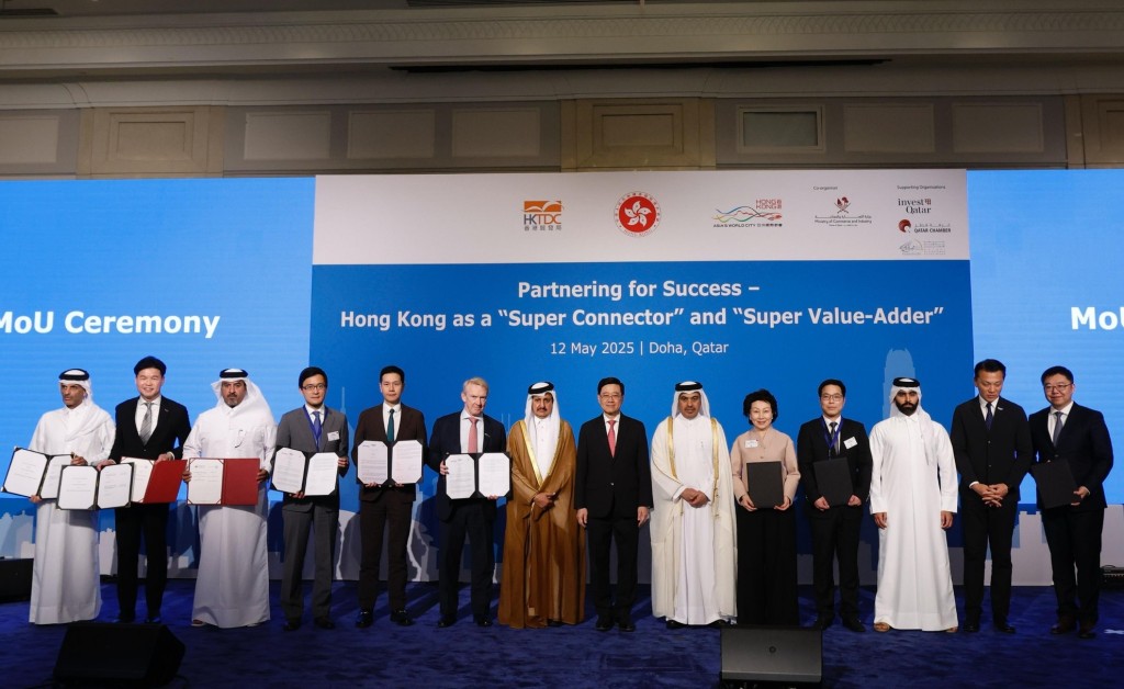 行政長官李家超、卡塔爾財政部長Ali bin Ahmed Al-Kuwari及卡塔爾商會主席Sheikh Khalifa Bin Jassim Al Thani,見證了律師會兩份諒解備忘錄交換儀式。(律師會提供) 行政長官李家超、卡塔爾財政部長Ali bin Ahmed Al-Kuwari及卡塔爾商會主席Sheikh Khalifa Bin Jassim Al Thani,見證了律師會兩份諒解備忘錄交換儀式。(律師會提供)
