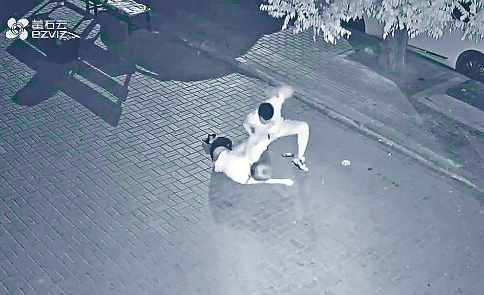 內地網上瘋傳一段女子深夜被毆打的視頻,引發網民不滿。