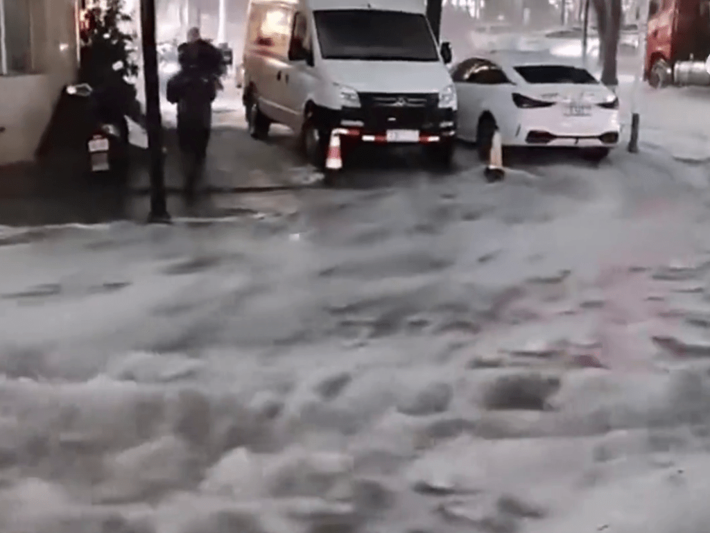 河北宽城冰雹暴雨交加，街道瞬变白茫茫“流动冰河”。