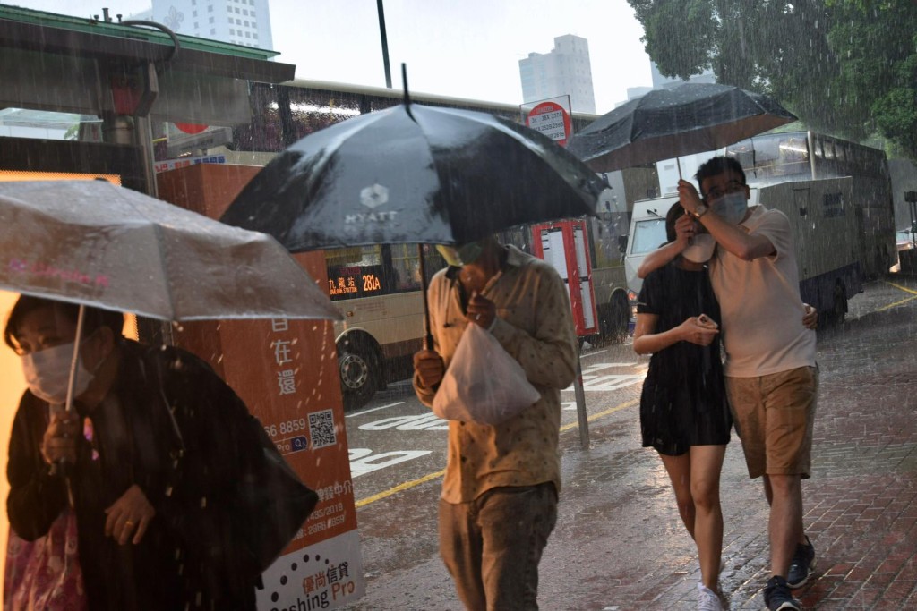 本港連日出現大雨。