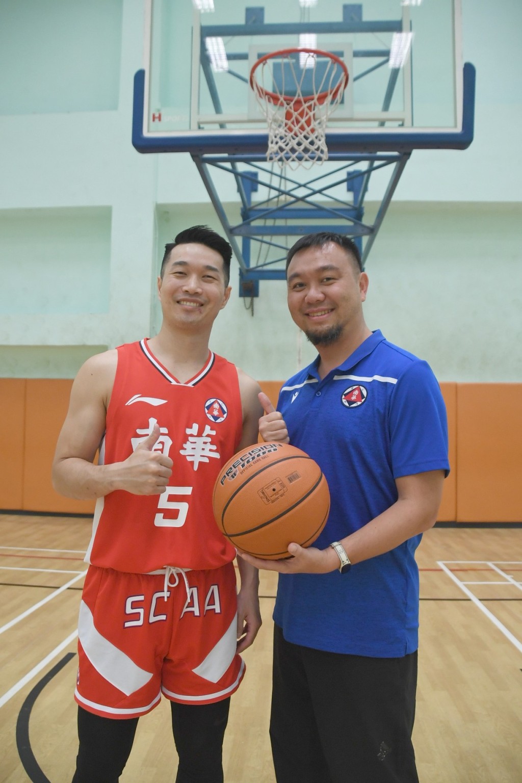 阿庭與會員部職業Anthony。 本報記者攝