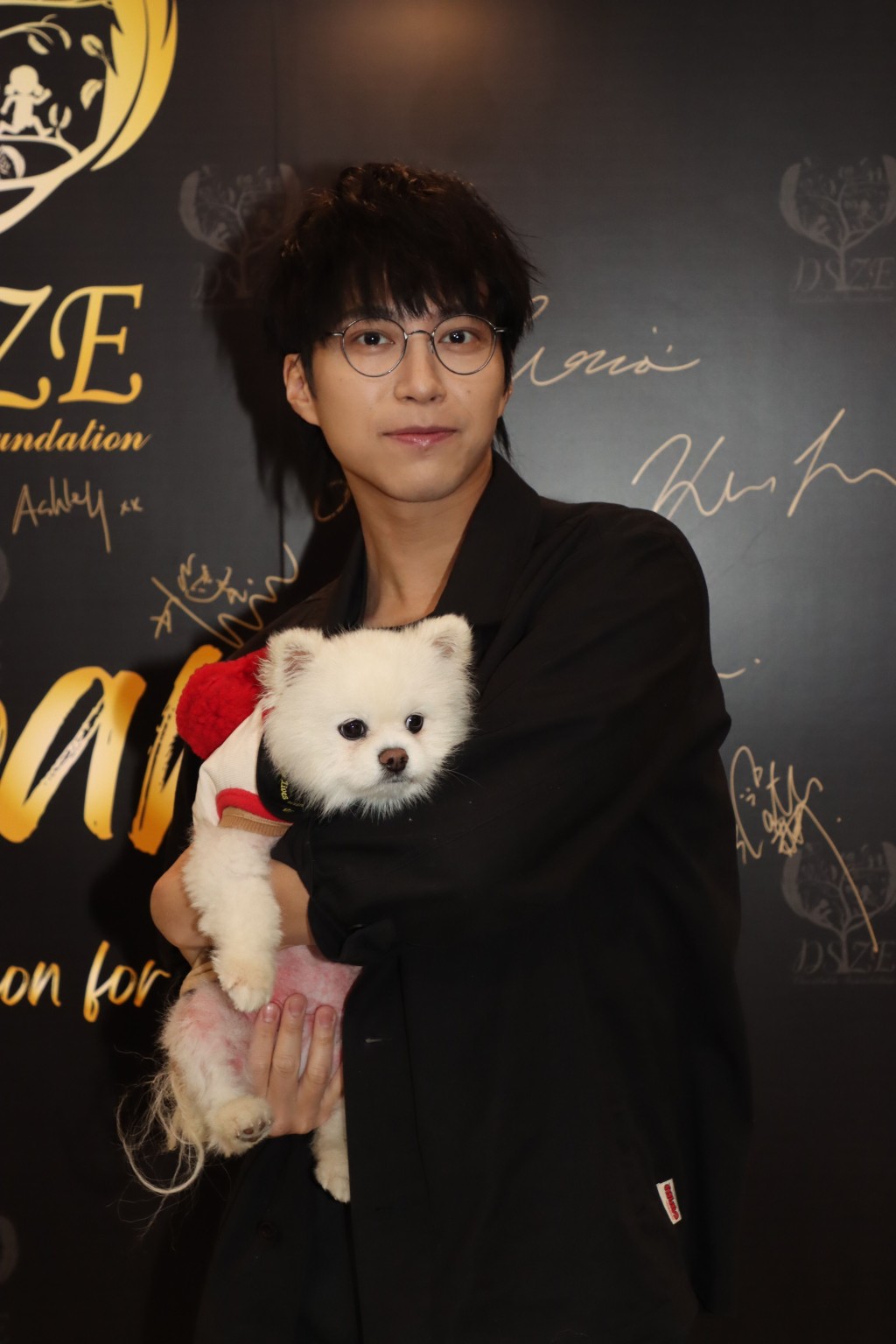 吳業坤視愛犬如家人。