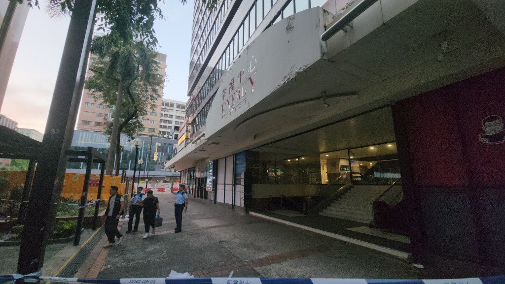 警員封鎖現場調查事件。