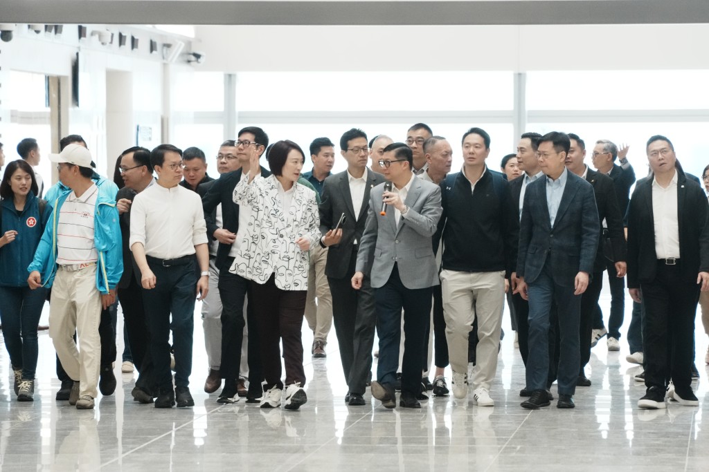 李慧琼聯同多名立法會議員,在鄧炳強及孝業陪同下參觀港方口岸區。 李慧琼聯同多名立法會議員,在鄧炳強及孝業陪同下參觀港方口岸區。