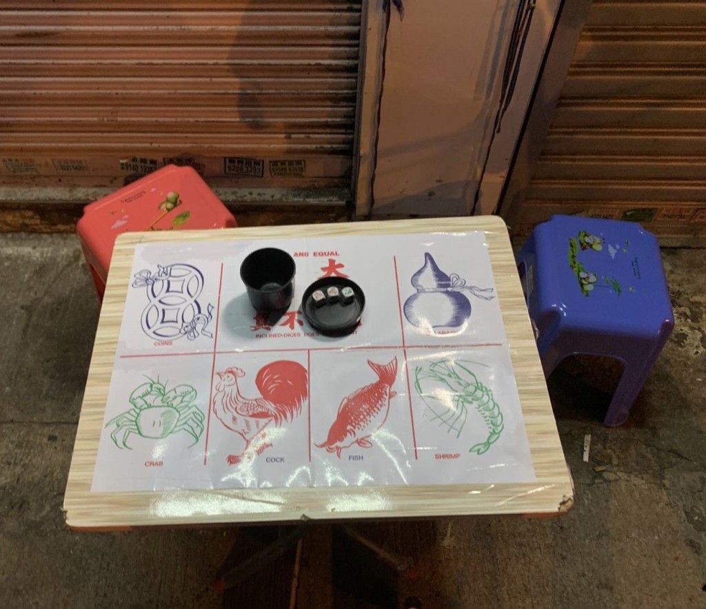 行動中檢獲3部釣魚機及一批賭具。圖:警方提供