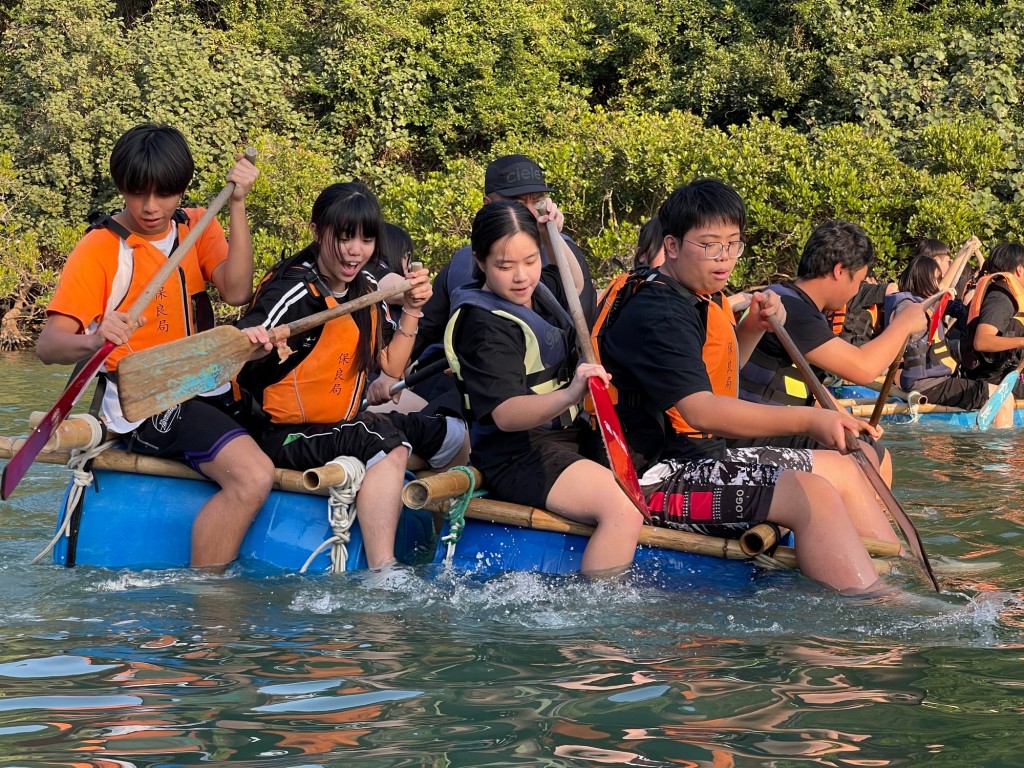 特設生命教育、正向思維等多元課程，助學生嚴守紀律，從少建立積極正面的人生觀。