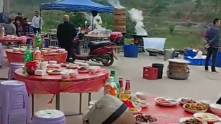 河北农村一户人家早前办婚宴，但仅十数人出席，场面冷清尴尬。网上图片