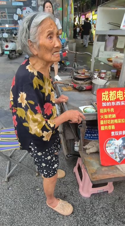 92歲蛋烘糕薛婆婆人出名脾氣又大，在網上有成都建設路話事人之名。抖音