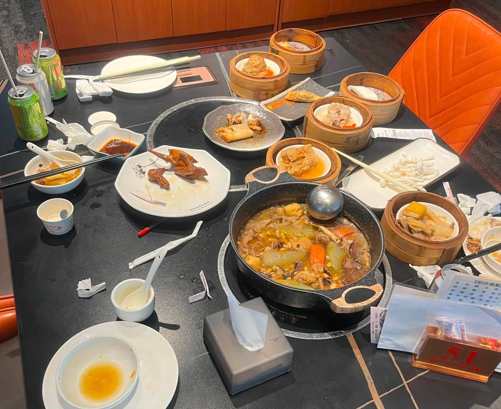 相中可見,不少點心蒸籠內僅食剩一、兩件,而主打的雞煲中更仍餘下大量雞件未被食用。 相中可見,不少點心蒸籠內僅食剩一、兩件,而主打的雞煲中更仍餘下大量雞件未被食用。