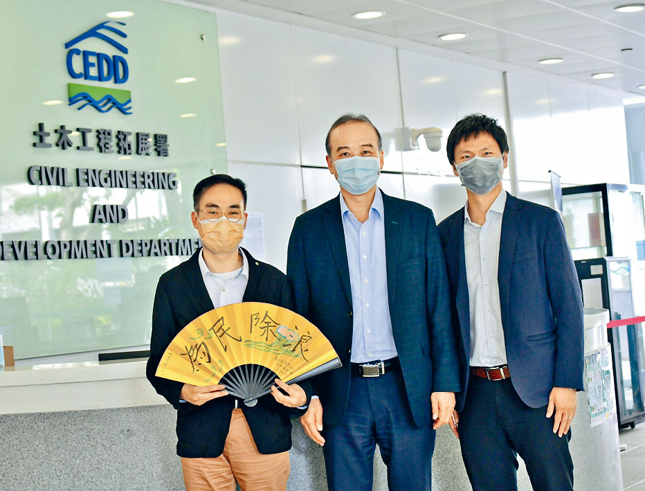 土木工程处副处长黄志斌（中）表示，现时的填海技术已足以应付未来海平面上升。
　　