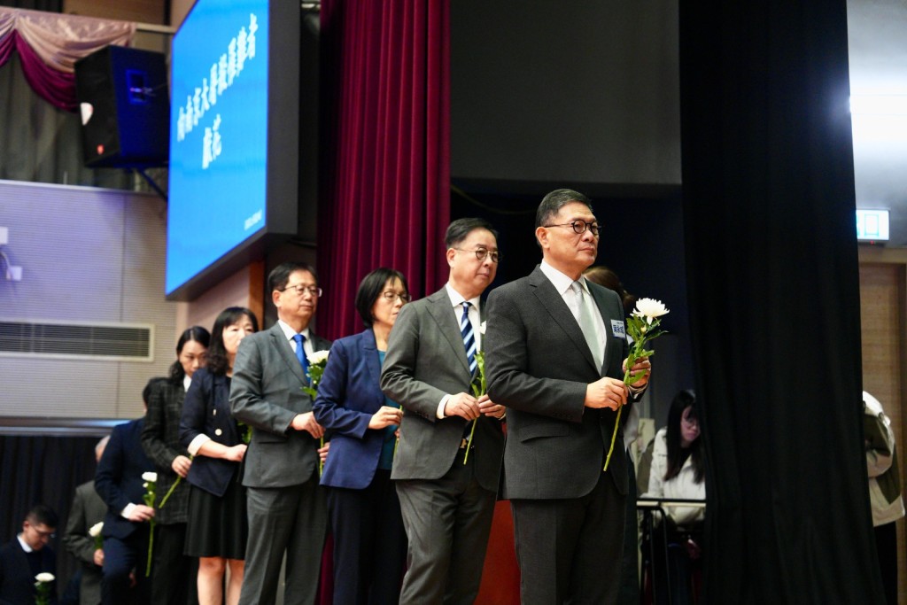 嘉賓為南京大屠殺死難者獻花。國史教育中心(香港)提供 嘉賓為南京大屠殺死難者獻花。國史教育中心(香港)提供