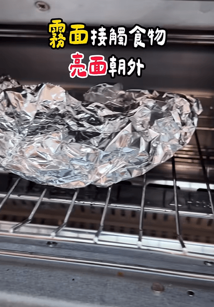 專業廚師傾向讓「霧面」朝上以降低沾黏機會。