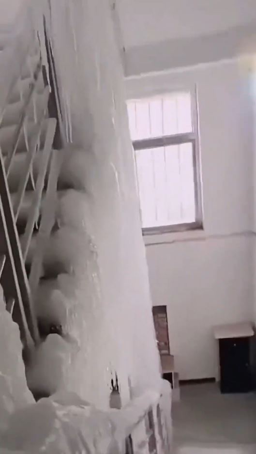 黑龍江有民眾忘關水龍頭，導致單位被冰封。抖音＠鄉村情懷