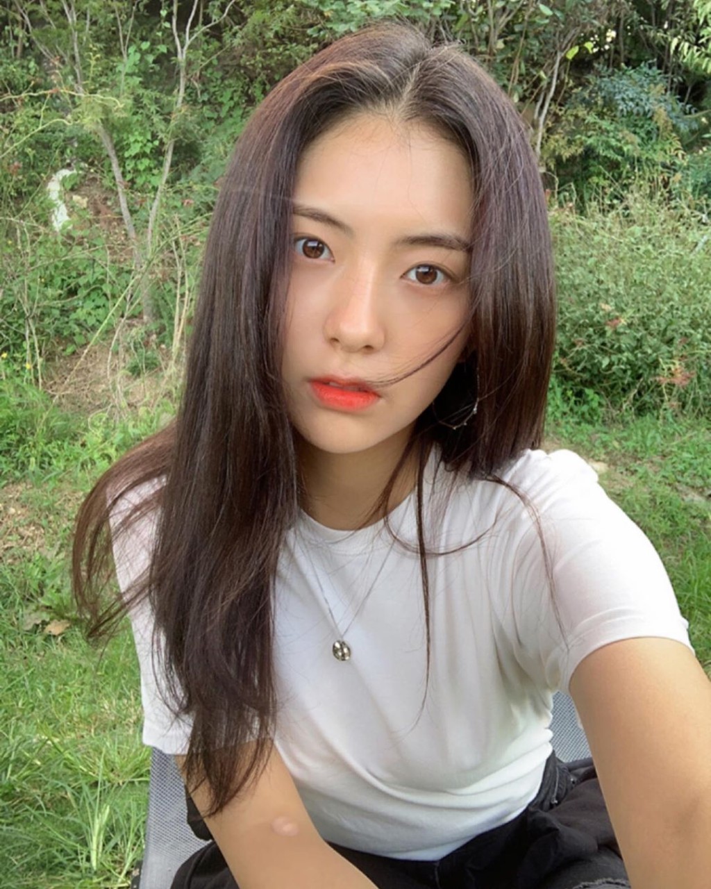 金佳彬因T.O.P大受注目。