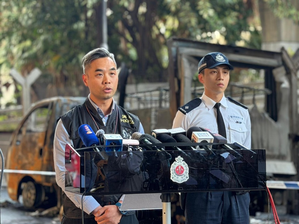 消防處助理消防區長(危險品執法)黃文健(左)及青衣分區軍裝巡邏小隊第三隊督察任傑峰(右)交代案情。 消防處助理消防區長(危險品執法)黃文健(左)及青衣分區軍裝巡邏小隊第三隊督察任傑峰(右)交代案情。