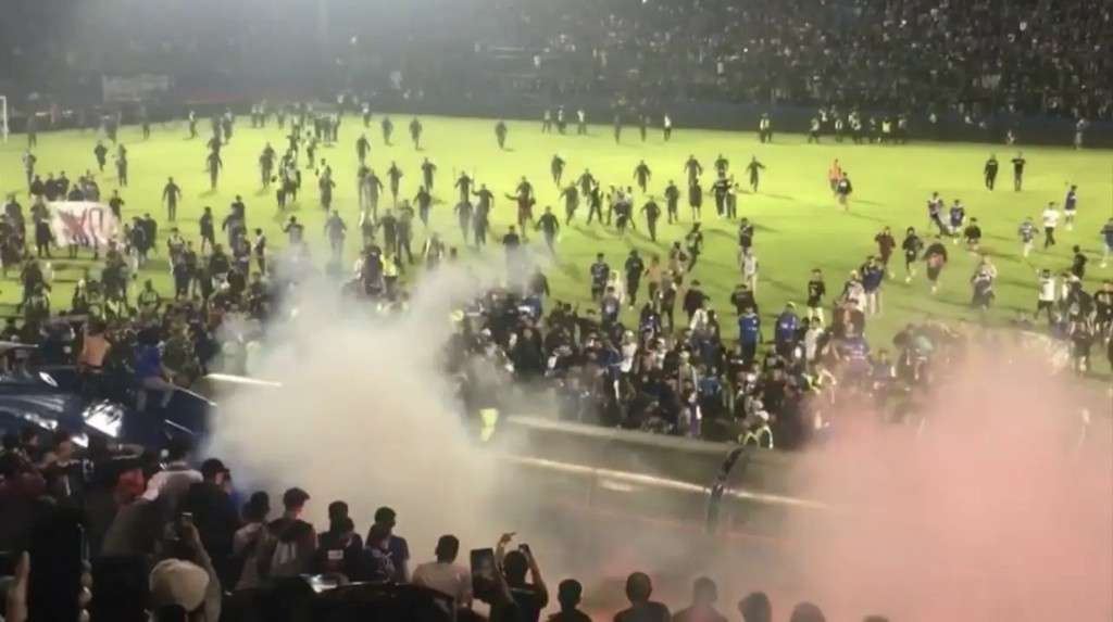 印尼爪哇阿雷馬（Arema FC）主場球賽騷亂釀成人踩人慘劇。 資料圖片 