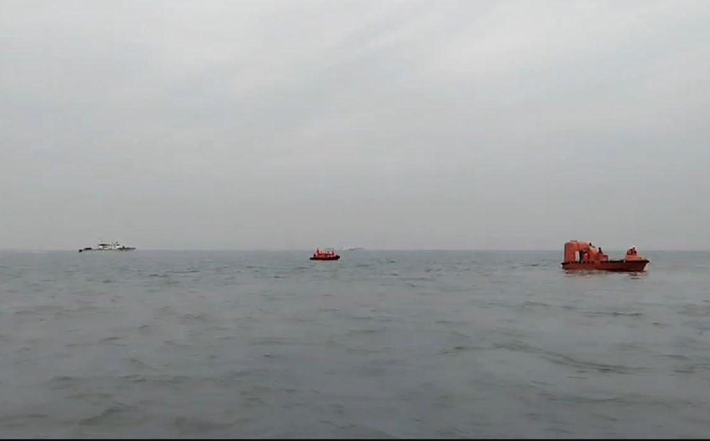 兩岸艦艇聚東碇島水域聯合救援失蹤2漁民。 台灣海巡署