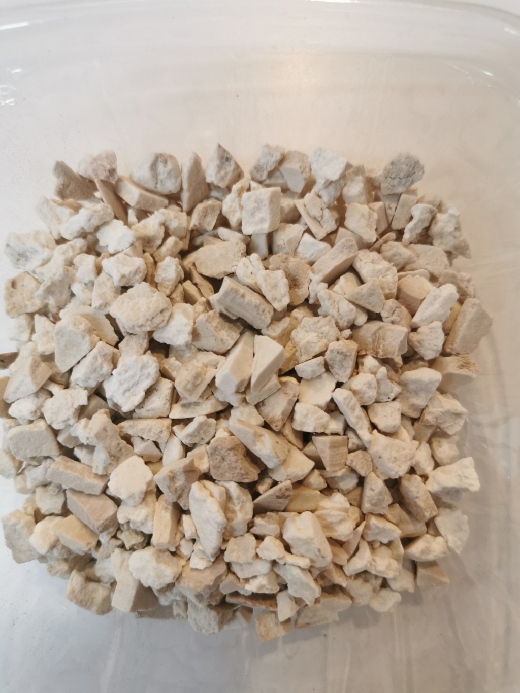 坊間流傳的祛濕茶或祛濕湯，配方偏重於茯苓、白朮、白扁豆等健脾祛濕的藥材，卻未加入清暑的材料。（圖片來源：PhotoAC）