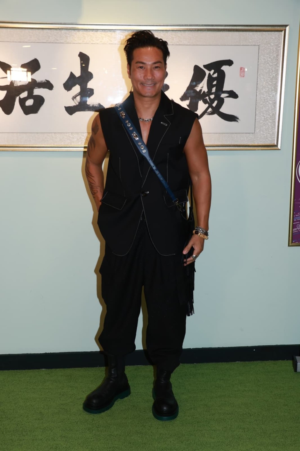 黃竣鋒參加《亞洲先生競選》奪得季軍，參選時被喻為「翻版古天樂」。