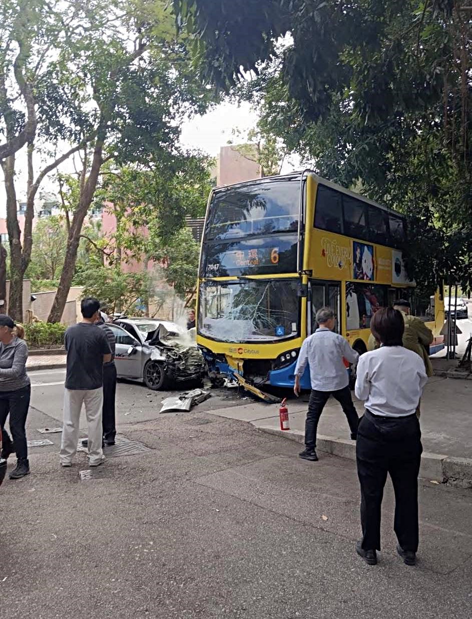 赤柱村道發生交通意外。fb： 馬路的事討論區