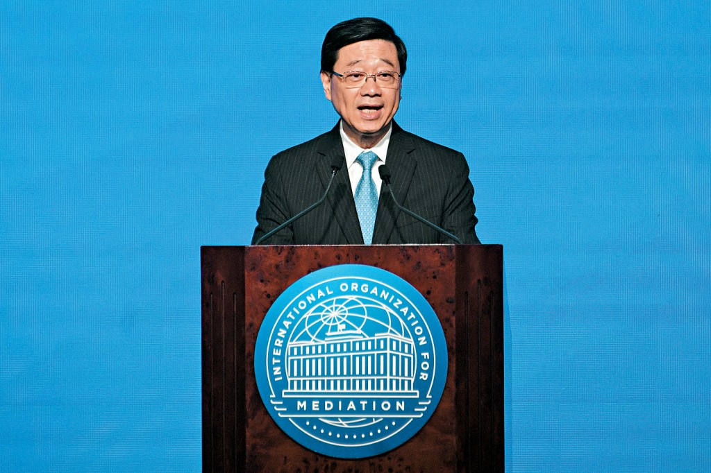 李家超表示,感謝中央政府的大力支持,讓香港有幸成為國際調解院總部的所在地。