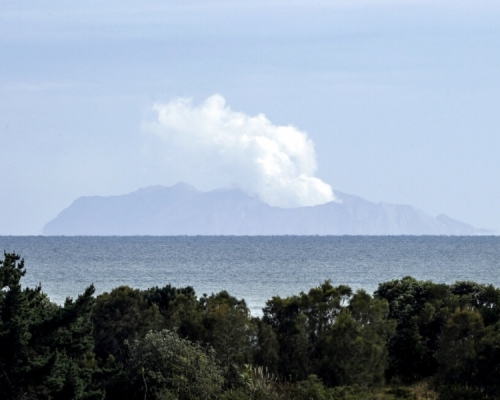 懷特島火山活動明顯增加，搜尋失蹤者的工作仍未能展開。AP