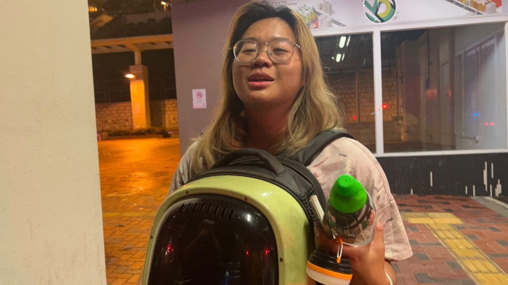 居住 9楼的居民林小姐表示,打开大门发现走廊有浓烟,便留在单位内等消防救。蔡楚辉摄 居住 9楼的居民林小姐表示,打开大门发现走廊有浓烟,便留在单位内等消防救。蔡楚辉摄