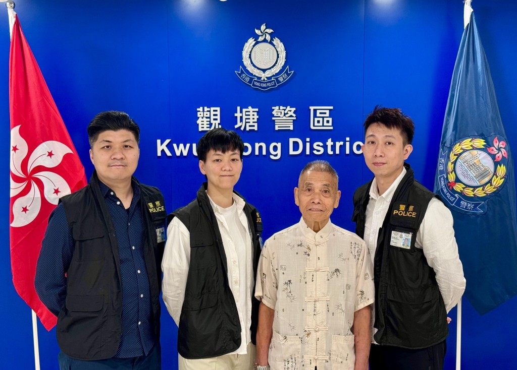 「好市民獎」得主黎觀煌(右二)、觀塘警區情報組警員梁浩宏(左一)、馮嘉恩(左二)及陳紀灝(右一)去年3月中攜手制止一宗騙案，成功拘捕涉案疑犯，彰顯警民合作的力量。
