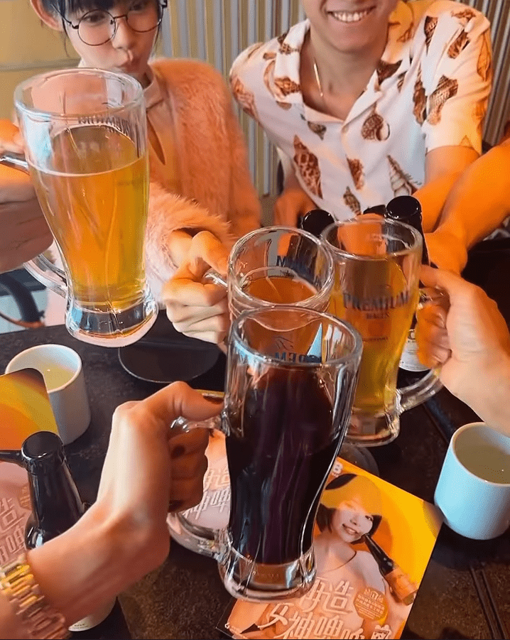 四姊弟開心飲杯。  ​