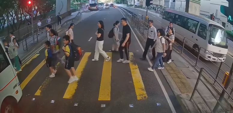 行人對貨車司機怒目相向。fb車cam L（香港群組）Kitty Chau影片截圖