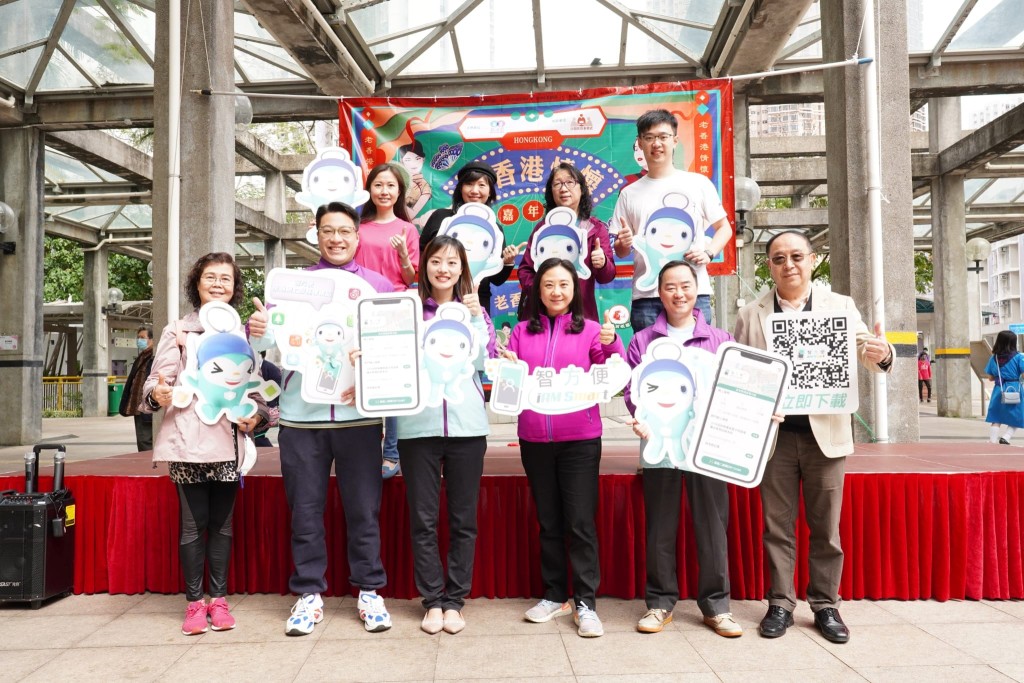立法会议员葛佩帆今日( 18日 )联同创科局副局长张曼莉摆街站推广「智方便」。