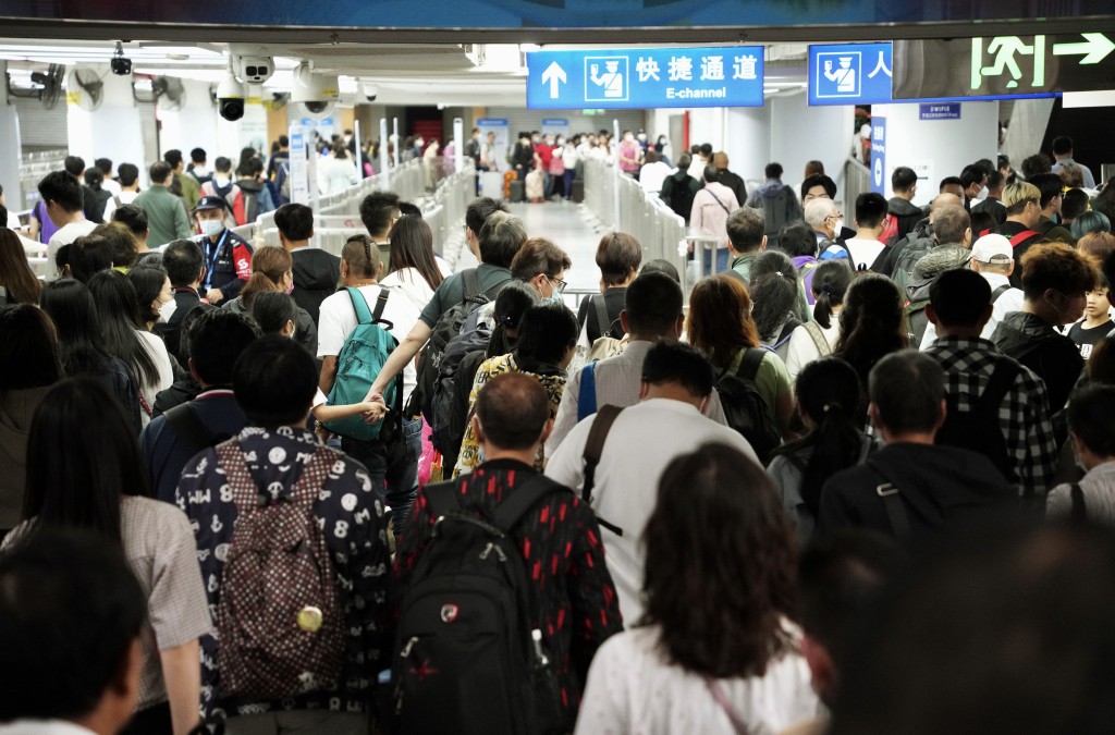 入境處亦會連同香港警務處、香港海關和香港鐵路有限公司在羅湖管制站成立聯合指揮中心,以作出相應的部署及採取適當措施。資料圖片 入境處亦會連同香港警務處、香港海關和香港鐵路有限公司在羅湖管制站成立聯合指揮中心,以作出相應的部署及採取適當措施。資料圖片