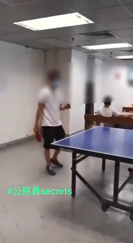 片中所见，两名男子正在室内打乒乓球。片段截图