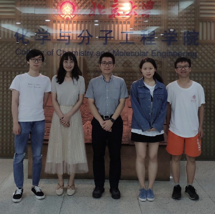 有同學貼出辛天斯(左一)在北京大學畢業時與老師同學的合影。