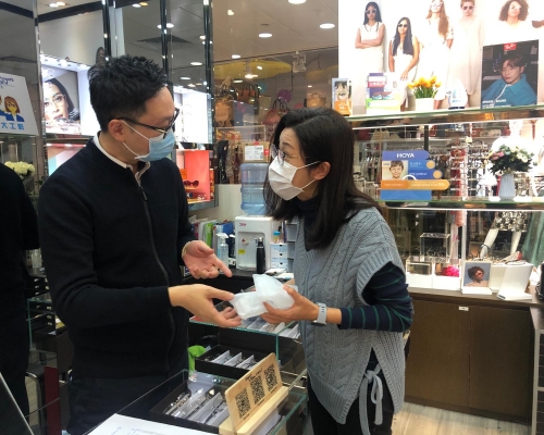 清晰视力老板Edwin(左)派发眼罩予医护人员(右)。