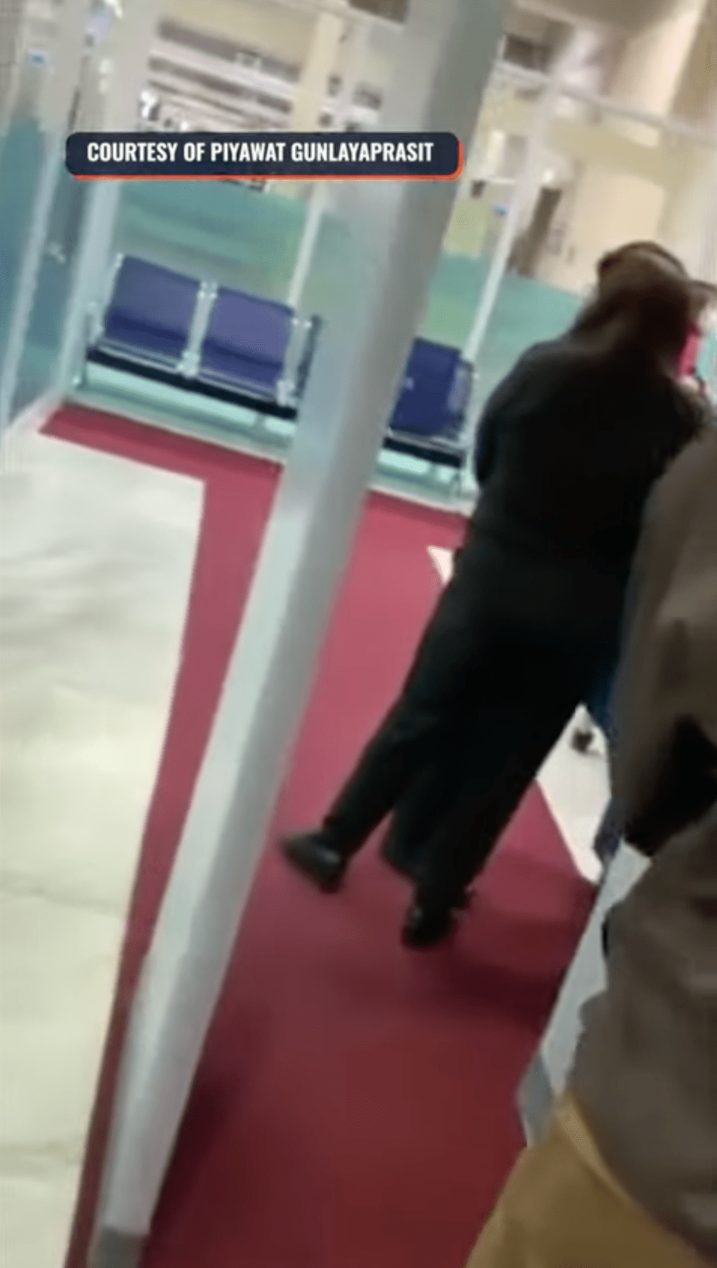 影片开始，见一名女安检人员背着旅客与一名男安检人员在轻声交谈。