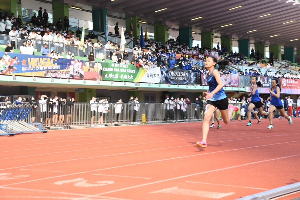 许晴破女子丙组200米跑学界纪录。本报记者摄
