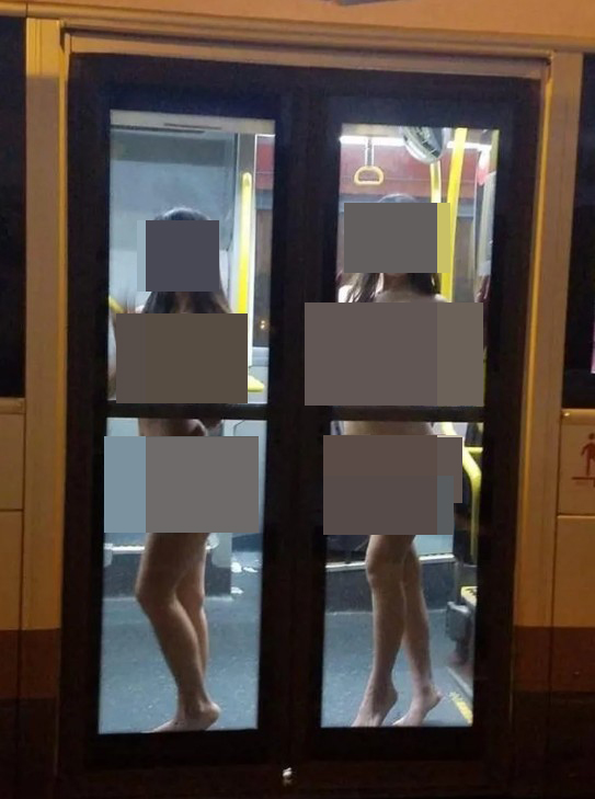 两名女子全裸在巴士上拍摄，引起网民热议。